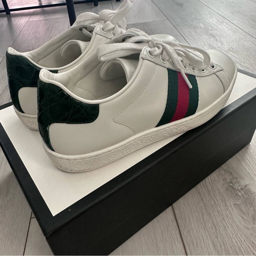 Gucci White and Red Classic Sneakers - Picture 5 of 8